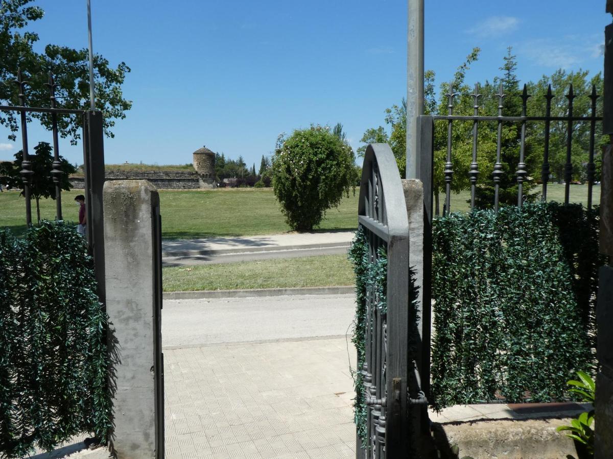 Casa Con Jardin Frente Ciudadela Villa Jaca Buitenkant foto