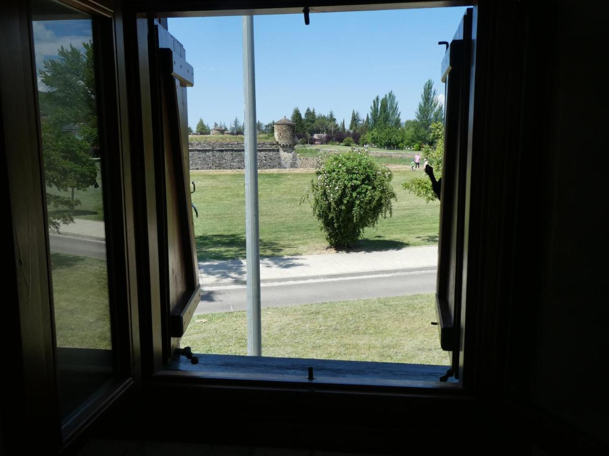 Casa Con Jardin Frente Ciudadela Villa Jaca Buitenkant foto