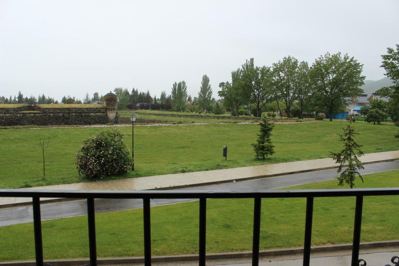 Casa Con Jardin Frente Ciudadela Villa Jaca Buitenkant foto