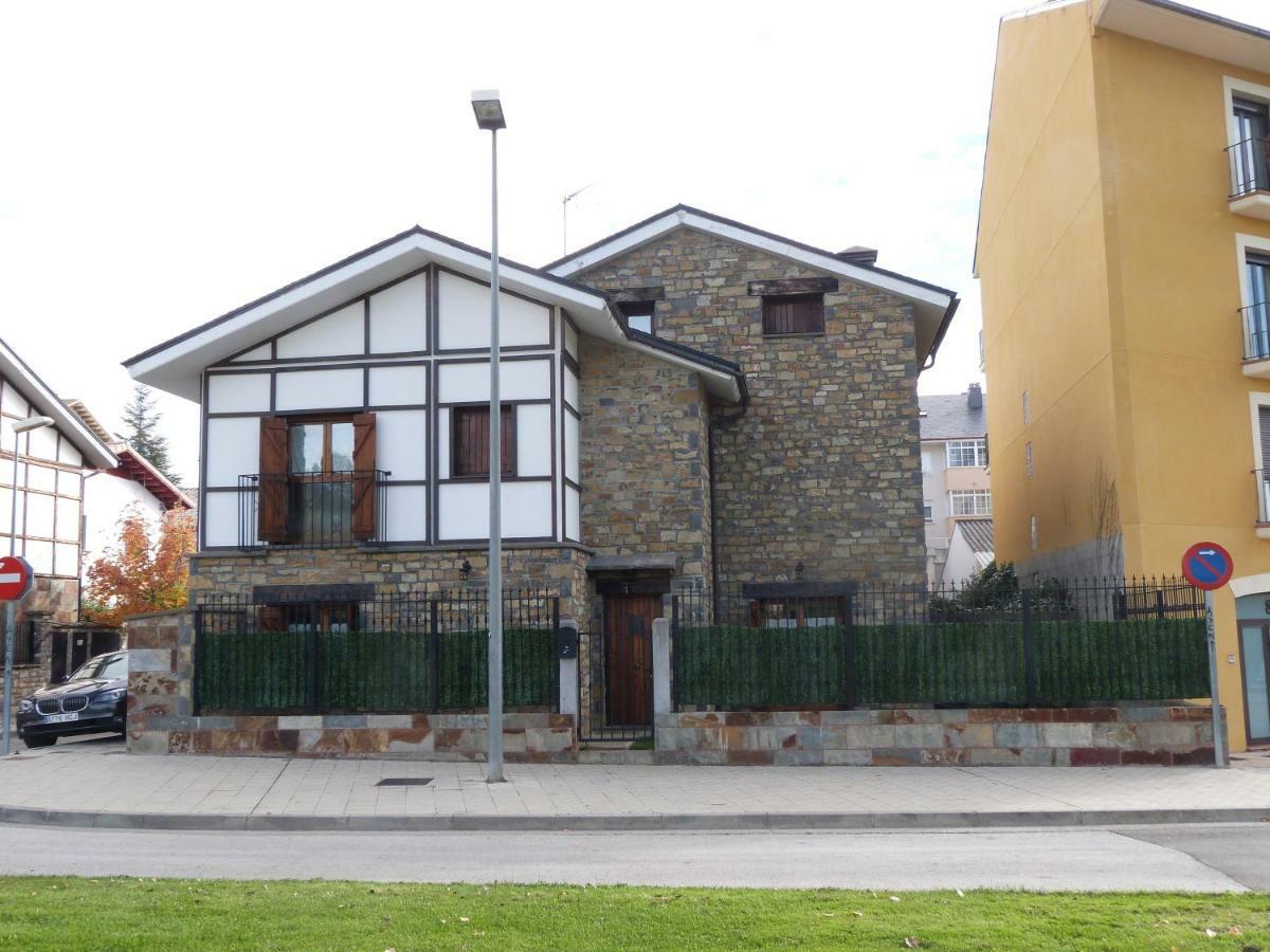 Casa Con Jardin Frente Ciudadela Villa Jaca Buitenkant foto